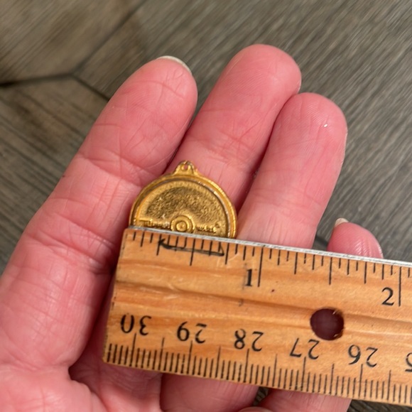 Vintage Collectible Pin: Tupperware Tupper Seal Gold Tone Pin, Lapel Pin - Picture 13 of 13